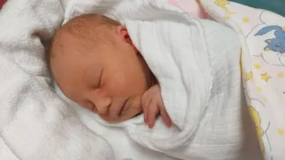 Wenn aus Liebe neues Leben wird | Frischen Wind und viel Glück bringt seit 7. Mai Annalena (3590/52) nach Weißkirchen, wo sie die Kuschelzeit mit ihren Eltern Michaela und Stefan Liebminger sowie Schwester Lara (3) genießt.