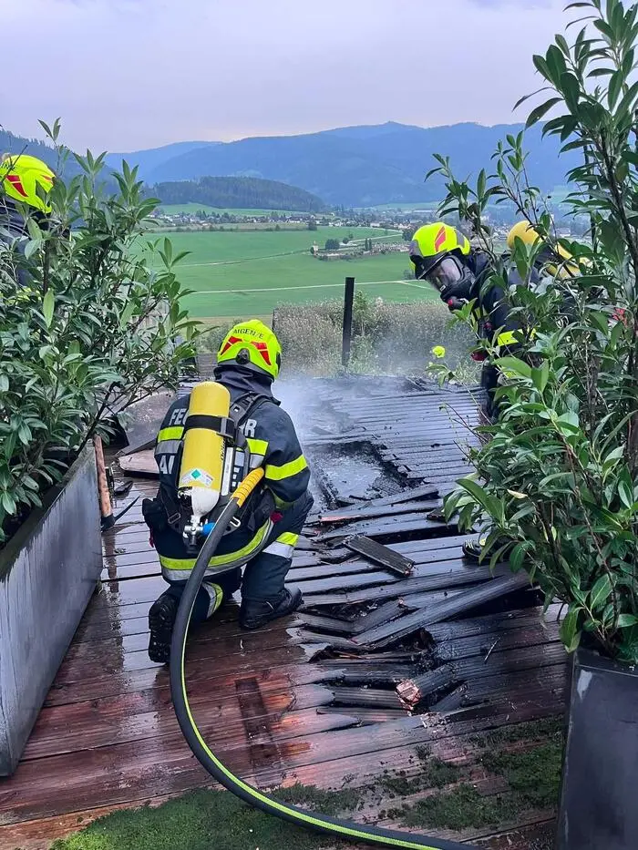 Die Feuerwehr konnte durch ihr rasches Eingreifen eine Ausbreitung des Brandes auf das Wohnhaus verhindern