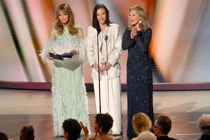 Nostalgie pur: Das versprühten Kate Jackson, Cheryl Ladd und Jaclyn Smith auf der Emmy-Bühne. Denn der Auftritt der ehemaligen „Drei Engel für Charlie“ war die schönste Reunion des Abends.