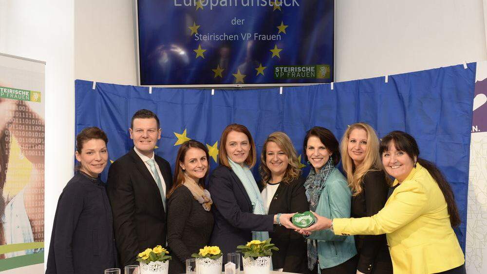ÖVP-EU-Kandidatinnen (Schmiedtbauer in der Bildmitte mit Steiermark-Herz) gestern in Graz