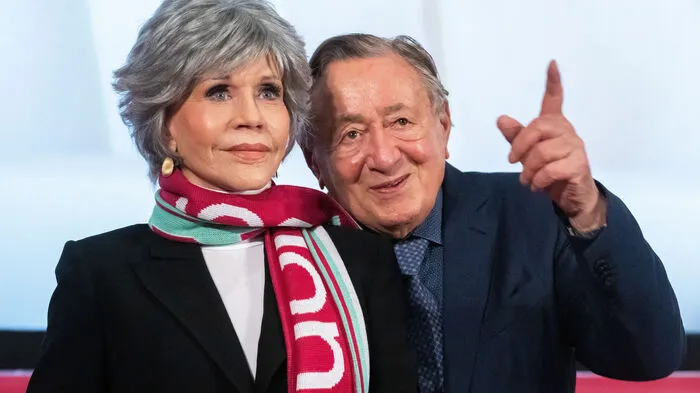 Bestens gelaunt und voller Wortwitz hat sich Richard Lugners Opernballgast, Jane Fonda, am Montag bei einer Pressekonferenz in der Lugner City gezeigt.