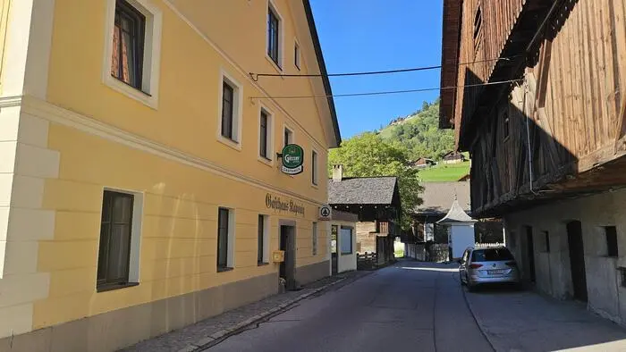 In den ehemaligen Gasthof samt gegenüberliegendem Stadl soll wieder Leben kommen