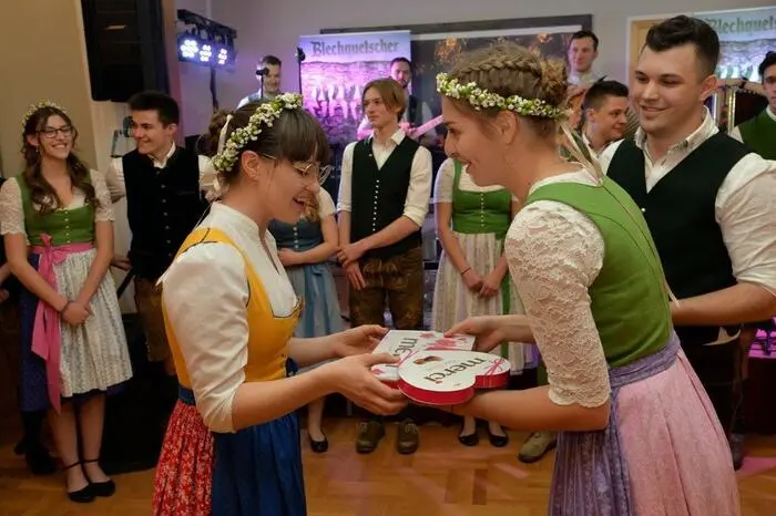 Zur Eröffnung gab es eine schwungvolle Polonaise.