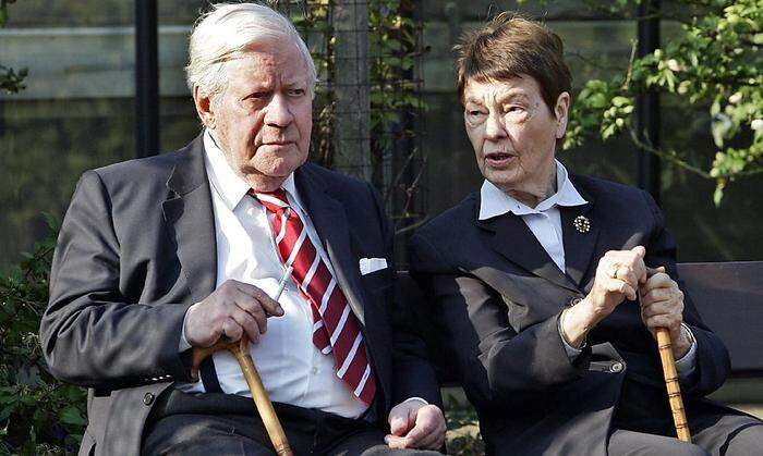 Helmut Schmidt mit seiner Frau Loki, die 2010 im Alter von 91 Jahren verstarb