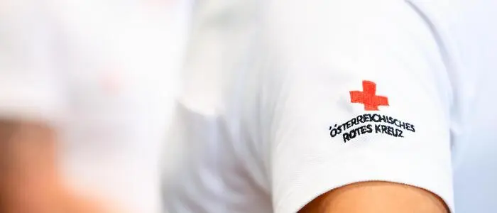 Ein Hemd mit Logo der Hilfsorganisation Rotes Kreuz auf dem Ärmel