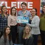Stehend: Carina Postl, Lisa Stögerer, Martin Postl, Redakteurinnen Daniela Buchegger und Tanja Unterweger. Knieend: Carina Stögerer und Susanne Benc-Katits.