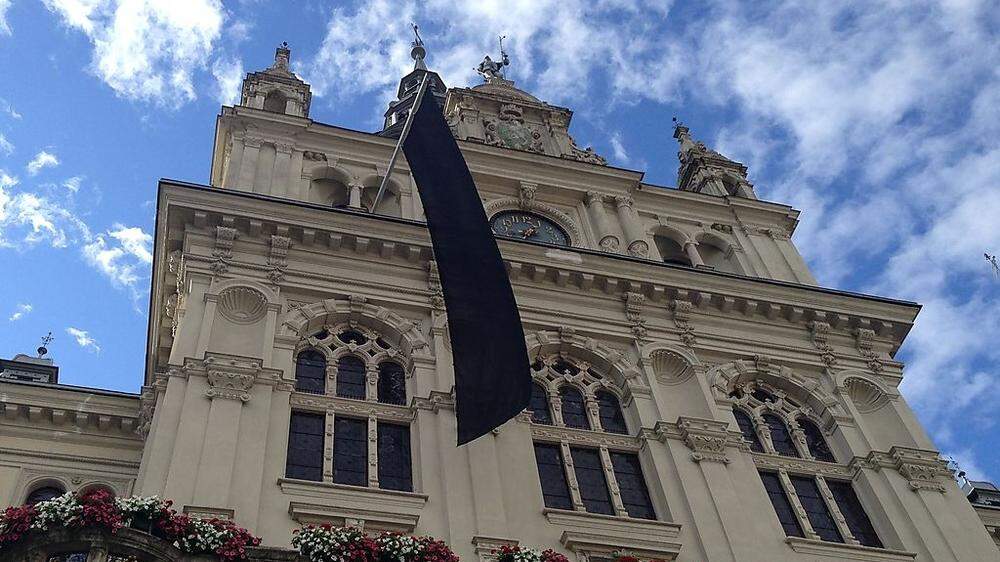 Das Rathaus ist schwarz beflaggt