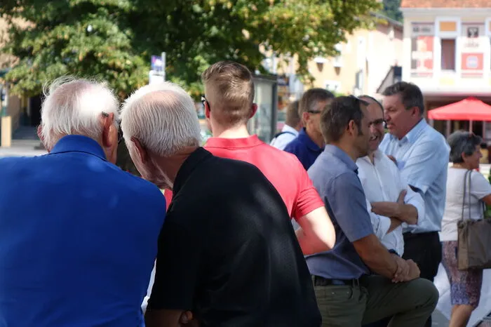 Worüber tuscheln die Herrn da?