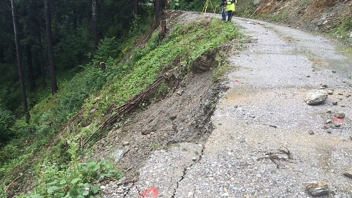 Der Hang oberhalb der B 114 ist noch immer in Bewegung