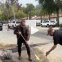 Selbst ist der Mann: Arnold Schwarzenegger beim Reparieren eines Schlagloches in Los Angeles