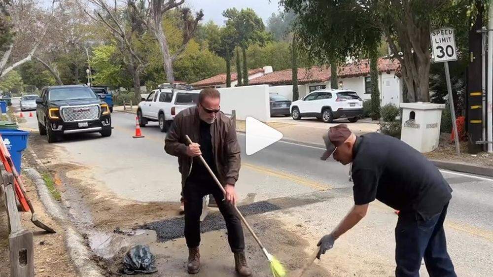 Selbst ist der Mann: Arnold Schwarzenegger beim Reparieren eines Schlagloches in Los Angeles