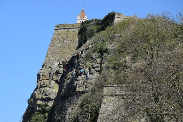 Zum nunmehr dritten Mal fand das Opening der Burgsaison in dieser Form statt - führte der Weg die Besucher früher noch von der Burg herab zu einem Fest im Tal, geht es heute hoch hinaus. Ob wagemutig über den Klettersteig oder bequem mit dem Lift, am Ende lauscht man den Worten der Eröffnungsredner vor den Toren der Burg.