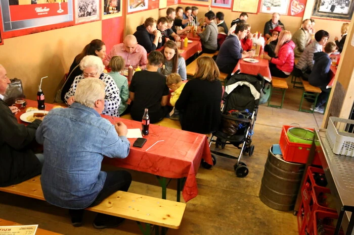 Nicht nur am Krämermarkt, auch in den Festzelten und Hallen herrschte am Sonntag dichtes Gedränge. 
