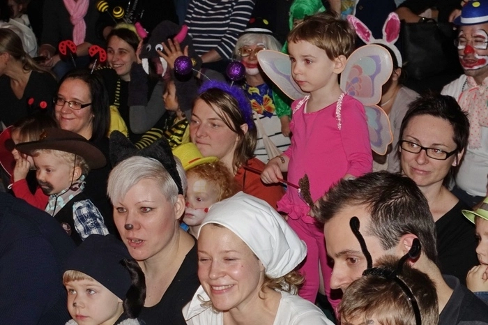 Bevor am Ende zur Krapfenjause geladen wurde, zogen die jungen Zirkuskünstler hinter Birgit Schwaiger noch singend in einer langen Schlange durch den Saal.