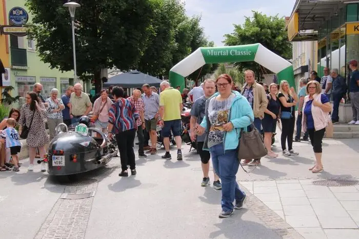 Und so warteten am Pfingstsonntag vormittags wieder zahlreiche Oldtimer-Fans, unter ihnen auch eine Reihe von Thermengästen, auf das Eintreffen der historischen Fahrzeuge.