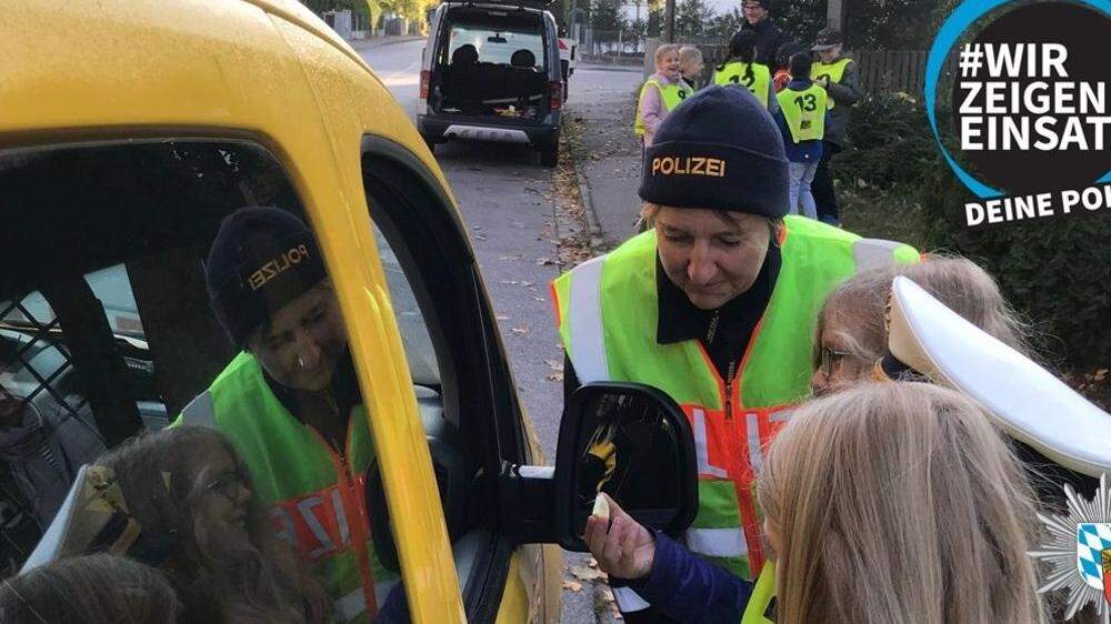Kinder halfen bei der Polizeikontrolle in Augsburg