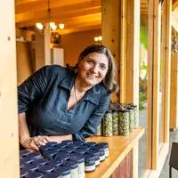Gründerin Alexandra Margarita Sacher Santana im Earthship