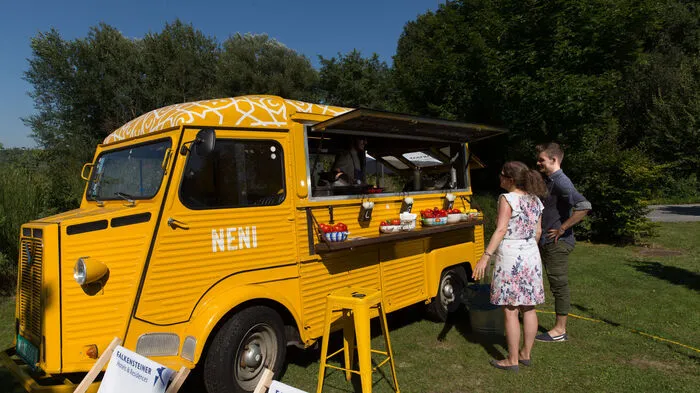 Den Sommer über war der Neni-Foodtruck von Haya Molcho und ihren Söhnen am Wiener Donaukanal stationiert - samt Gewinn-Aktion des Falkensteiner-Hotels Bad Waltersdorf.