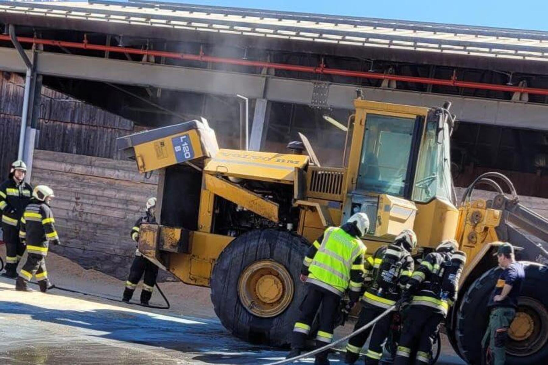 Radlader in Kärnten  in Vollbrand: Fahrer erlitt Rauchgasvergiftung