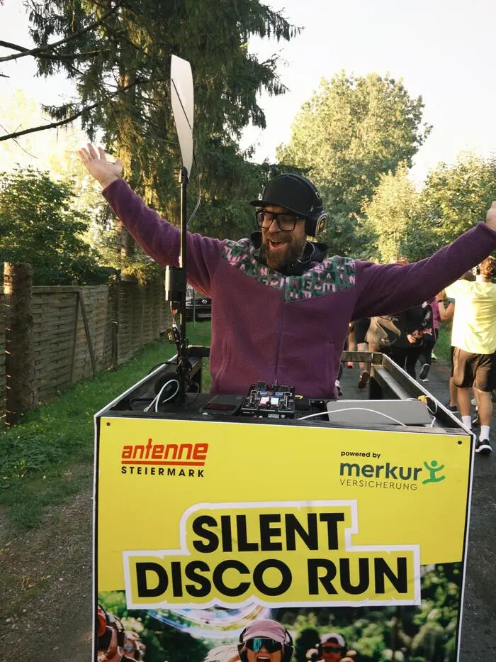 Mit Beats von DJ Robert Hitch auf den Ohren wurde Sport mit Party kombiniert