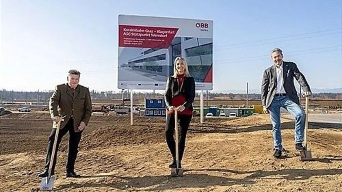 Spatenstich für den neuen ÖBB-Stützpunkt: Bürgermeister Willibald Rohrer (Werndorf/links), Bürgermeisterin Barbara Walch (Wundschuh) und ÖBB-Projektleiter Dietmar Schubel