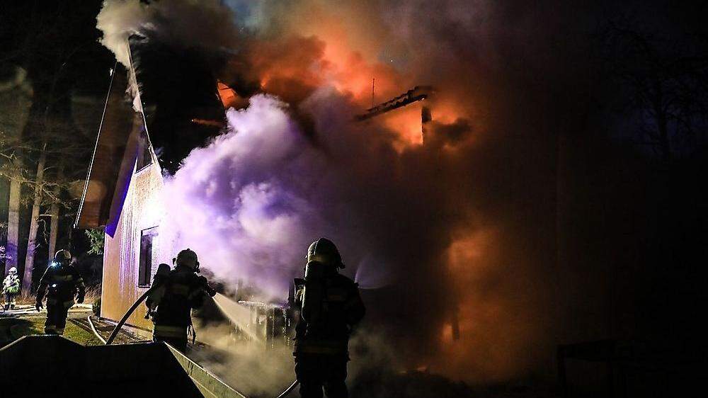 69 Feuerwehrleute kämpften gegen die Flammen