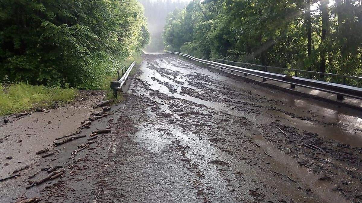 Zwei Muren verlegen die Wurzenpassstraße