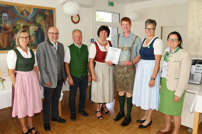 Diese gab es für Andreas Fritz aus Edelschrott (Dritter von rechts),...