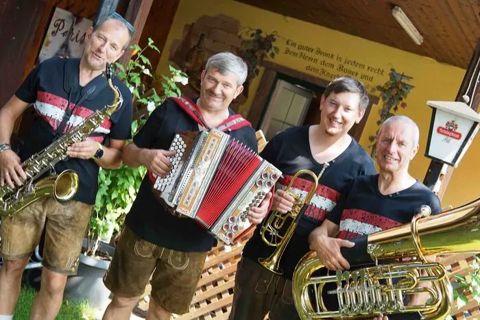 Die "Schatz Buam" sorgten für flotte Musik im Gastgarten.