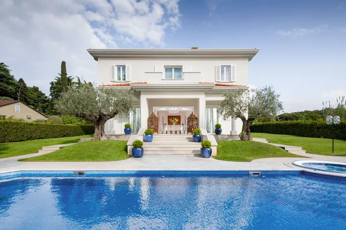 Luxury Villas Istria. Nur unweit des von der UNESCO zum Weltkulturerbe geadelten Städtchens Poreč setzt die direkt am Meer gelegene Villa Helena als 6-Sterne-Flaggschiff der Luxury Villen der Familie Zand auf eine anspruchsvolle Gästeklientel, die stilvolles Ambiente und hochwertigste Ausstattung sucht. Bis zu zehn Personen erwartet edle Wohnkultur bis hin zu Designerküche, wobei Koch, Sommelier und Butler auf Wunsch tageweise ebenso gebucht werden können wie individuelle Gourmetouren durch Istrien. Zum Relaxen steht ein beheizter Pool samt Sauna bereit, für genussvolle Partys eine Grill-Loggia. Für exklusive Privatanreisen kann auch ein Privatflugzeug gechartert werden. www.hmzvilla.com