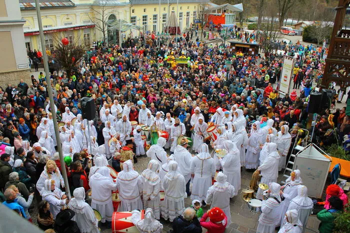 Damit die vielen Zuschauer mitfolgen können, geht das Ritual stets per Mikrofon über die Bühne