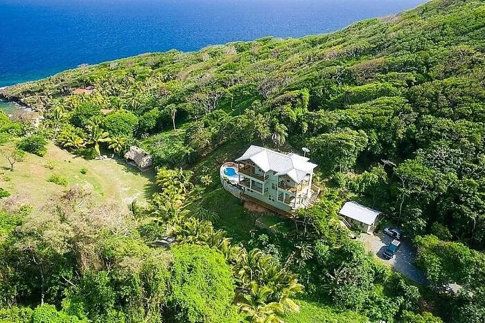 Umgeben von einzigartiger Flora und Fauna liegt das Luxus-Haus LÁlizé in Honduras. Es steht für hohen Komfort sowie Privatsphäre und bietet seinen Gästen eine atemberaubende Aussicht auf das Meer und den Dschungel.