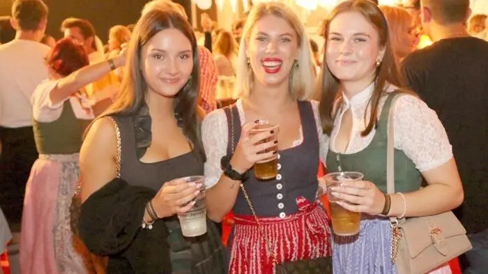 Richtige Oktoberfeststimmung mit Weißwurst und einer Maß Bier kam am Wochenende in Liebenfels auf. Der Musikverein Glantal-Liebenfels unter Obmann Hermann Posarnig lud am Samstag zum Oktoberfest in die örtliche Sporthalle. 