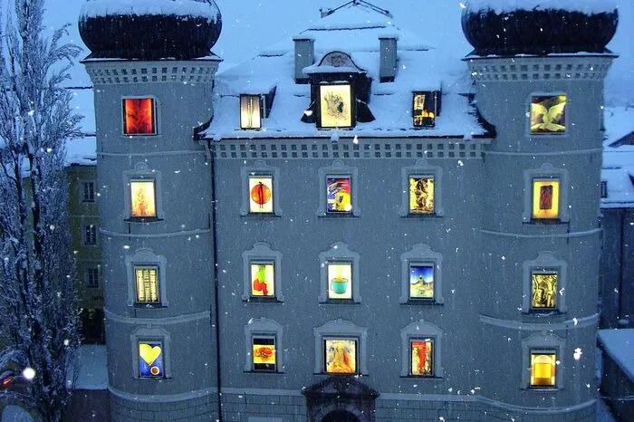Lienzer Adventmarkt. Die Fenster der Liebburg wurden wieder in einen großen Adventkalender verwandelt.Wo? Hauptplatz und Liebburg in Lienz. Bis 24.12.www.adventinlienz.at