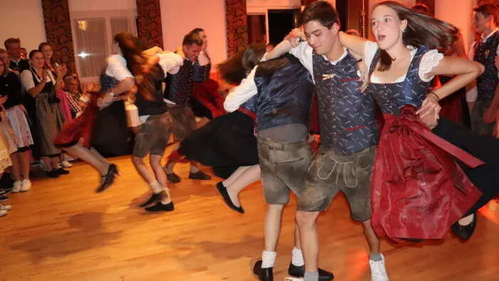 Die LJ Schiefling eröffnete mit einigen Tänzen den gelungenen Abend und weckte in einigen Gästen die Tanzlust.