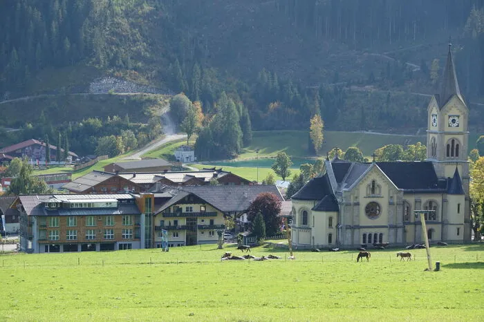 Im Jänner 2019 krachte die Lawine in den Speisesaal des Gasthof Pehab (links neben Kirche)