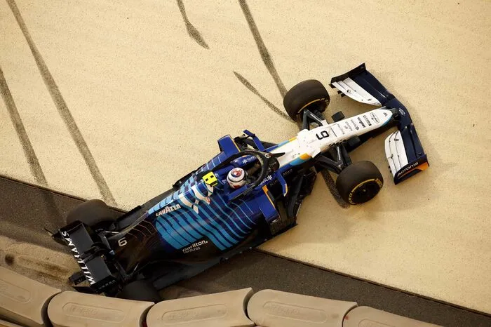 Latifi crasht, das echte Safety-Car kommt. Verstappen nutzt die Chance, um sich noch einmal frische weiche Reifen zu holen. Falls das Rennen noch einmal freigegeben wird, sitzt er Hamilton auf neuen Softs direkt im Nacken.