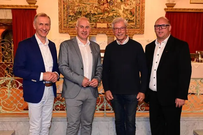 Die Jubilare erhielten Urkunden, Ehrennadeln und Präsente. Mit Musik und einem reichhaltigen Buffet klang der Abend aus.