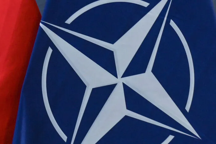 "Ich möchte diejenigen, die solche Äußerungen über Russland machen, daran erinnern, dass auch unser Land über verschiedene Zerstörungsmittel verfügt, und in einigen Fällen sind sie moderner als die der NATO-Länder. Wenn die territoriale Integrität unseres Landes bedroht ist, werden wir natürlich alle uns zur Verfügung stehenden Mittel einsetzen, um Russland und unser Volk zu schützen." "Das ist kein Bluff. Und diejenigen, die versuchen, uns mit Atomwaffen zu erpressen, sollten wissen, dass sich die Wetterfahne drehen und auf sie zeigen kann."