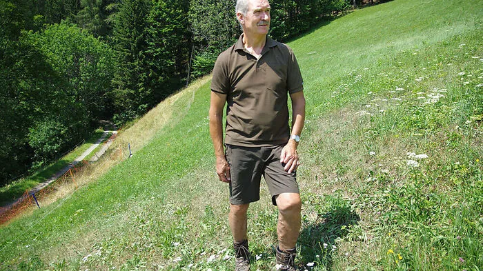 Die verbrannten Flecken in der Wiese werden immer größer
