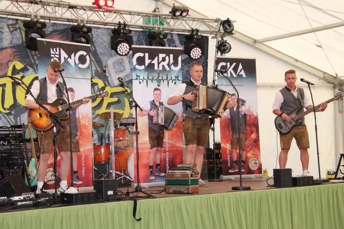 Nach dem Festakt spielten die „Nochrucka“ und die „Aufgeiger“ im Festzelt groß auf.