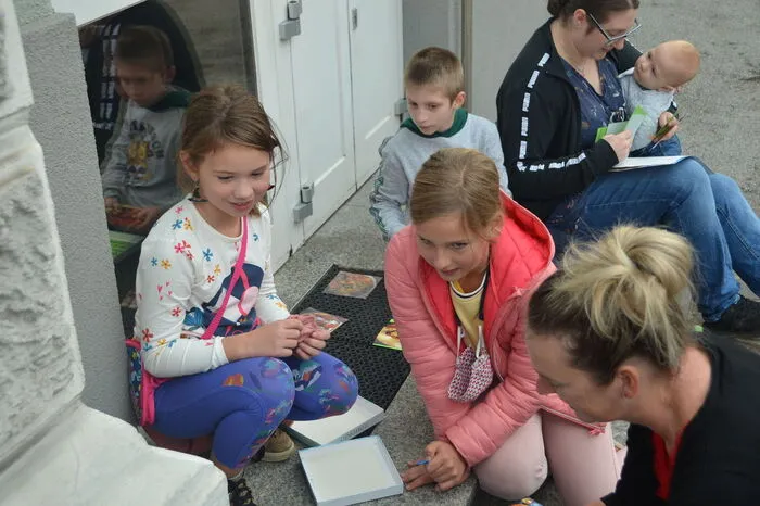 Junge Gäste begeisterten sich am spielerischen Umgang mit Sprachen. Hier ordneten sie Bilder Begriffen zu - also das Bild von einer Pizza dem Wort "Pizza".