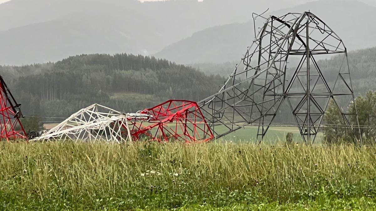 Wenn Unwetter Strommasten knicken lassen (hier im August 2022 in Fisching), steigt das Risiko für großflächige Stromausfälle