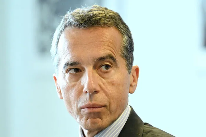 April: "Da kommt ein Tsunami auf uns zu und wir reden darüber, dass die Bundesregierung Schnorchel gerade ausgibt." - Ex-Kanzler Christian Kern (SPÖ), übt sich als Inflationsrettungsschwimmer. "Aber wie ich gesehen habe, dass wir unseren Mann durchbringen, dachte ich, den Sozen zu zeigen, wo der Hammer hängt." - Ex-Kabinettschef Michael Kloibmüller wurde bei türkisen Postenbesetzungen unter Wolfgang Sobotka (ÖVP) laut Chats offenbar zum Handwerker. "Ich bin weder Maulwurf, noch Spitzel noch ein Trojanisches Pferd." - Eine Korruptionsstaatsanwältin hatte das Tun ihrer Kollegen für den gemeinsamen Vorgesetzten beobachtet, streitet unlautere Intentionen aber ab.
