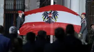 ABD0005_20250516 - WIEN - ÖSTERREICH: ++ HANDOUT ++ ZU APA0391 VOM 15.5.2025 - Festakt des Bundeskanzleramts zu 70 Jahre Staatsvertrag, aufgenommen am Donnerstag, 15. Mai 2025 vor dem Oberen Belvedere in Wien. Mit parteiübergreifenden Bekenntnissen zur Neutralität ist am Donnerstag die Unterzeichnung des Staatsvertrags vor 70 Jahren gefeiert worden. - FOTO: APA/BUNDESKANZLERAMT/ANDY WENZEL - ++ WIR WEISEN AUSDRÜCKLICH DARAUF HIN, DASS EINE VERWENDUNG DES BILDES AUS MEDIEN- UND/ODER URHEBERRECHTLICHEN GRÜNDEN AUSSCHLIESSLICH IM ZUSAMMENHANG MIT DEM ANGEFÜHRTEN ZWECK UND REDAKTIONELL ERFOLGEN DARF - VOLLSTÄNDIGE COPYRIGHTNENNUNG VERPFLICHTEND ++