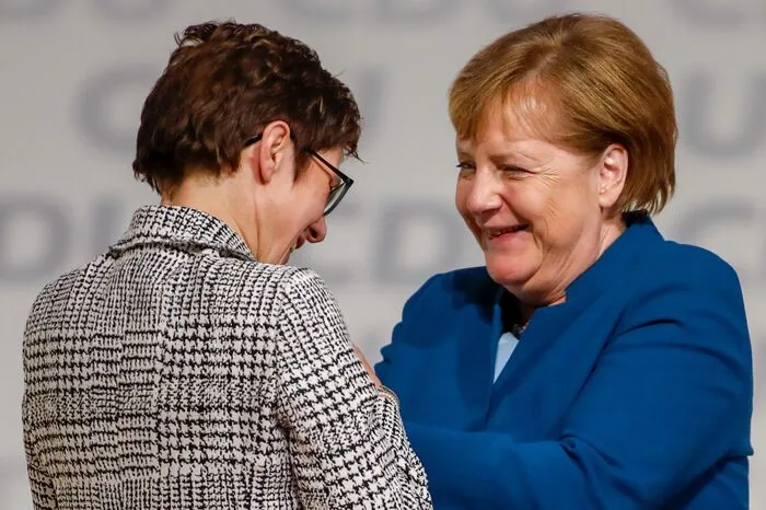 Vom Hamburger Delegiertentreffen gehe ein "Signal des Aufbruchs" aus, gab sich die neue CDU-Vorsitzende nach der Wahl optimistisch. Am Samstag soll der neue CDU-Generalsekretär gewählt werden.