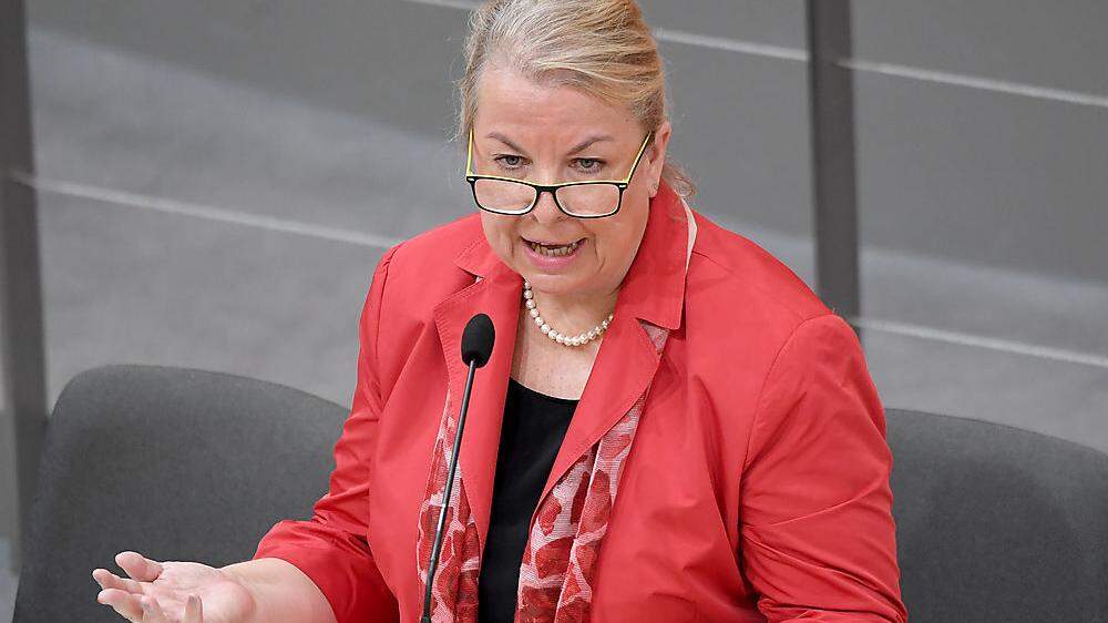 Sozialministerin Hartinger-Klein
