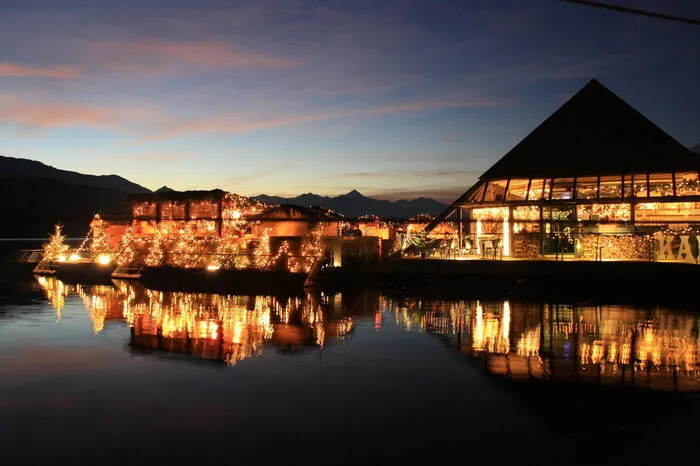 Sie ist schon etwas ganz Besonderes, die schwimmende Terrasse im Millstätter See, die sich in der Vorweihnachtszeit zum Schlemmen anbietet. Mit heißen Maroni, Weihnachtskrainern, frischem Bauernbrot, Ofenkäse und Glühwein wird aufgekocht. www.kap4613.at