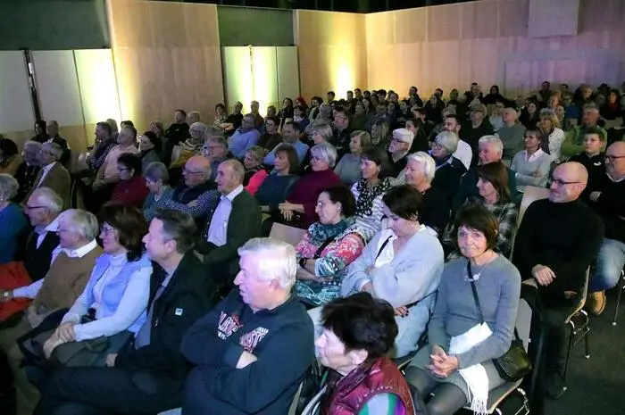 Rund drei Stunden lang faszinierte Helmut Wlasak mit heiteren, aber auch hintergründigen Erzählungen
sein Publikum im voll besetzten Saal, unter ihnen auch rund 20 Schülerinnen und Schüler der HAK Voitsberg mit ihrem Pädagogen Michael Hiebler.