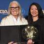 Jane Campion, hier mit Regisseurin Chloe Zhao, bei den Preisverleihung der Directors Guild of America (DGA)